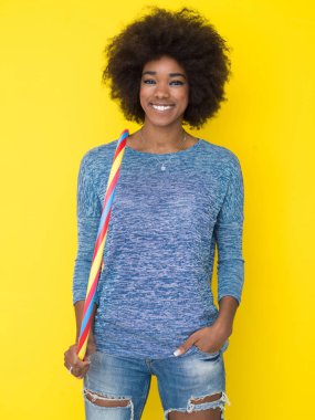 sarı bir arka plan üzerinde izole siyah kadın