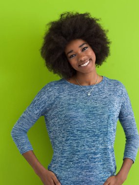 yeşil bir arka plan üzerinde izole siyah kadın