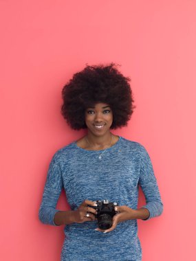 Genç zenci kız alarak resmi retro bir fotoğraf makinesi için