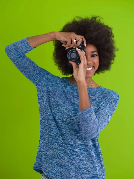 Чернокожая девушка, снимающая на ретро-камеру — стоковое фото
