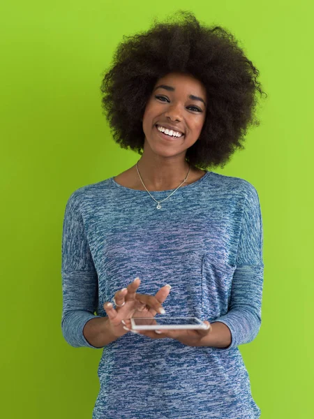 Dijital Tablet kullanan Afrikalı Amerikalı Kadın — Stok fotoğraf
