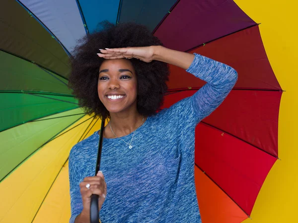 Černá žena, držící Barevný deštník — Stock fotografie
