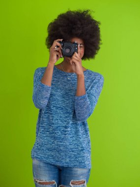 siyah kız alarak resmi retro bir fotoğraf makinesi için