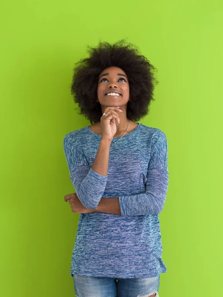 Černá žena izolovaná na zeleném pozadí — Stock fotografie