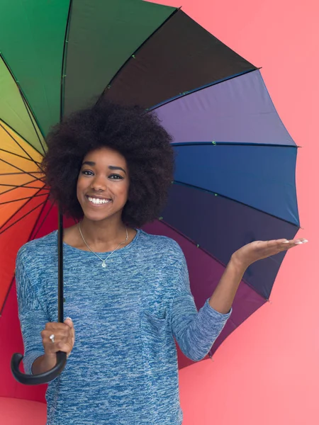 Afro americký žena držící Barevný deštník — Stock fotografie