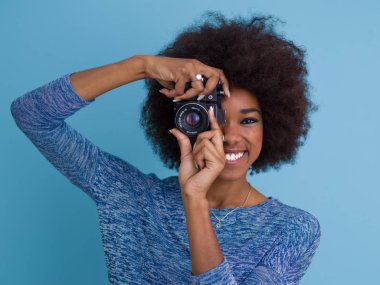 Afro-Amerikan kız alarak resmi retro bir fotoğraf makinesi için