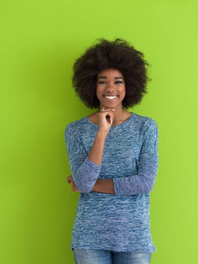 yeşil bir arka plan üzerinde izole siyah kadın