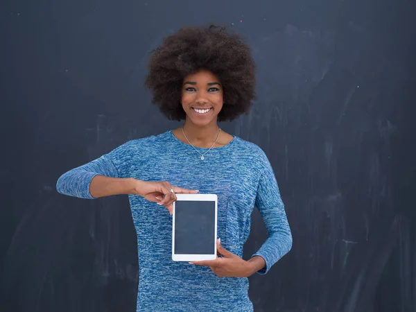 Felice donna afroamericana utilizzando tavoletta digitale — Foto Stock