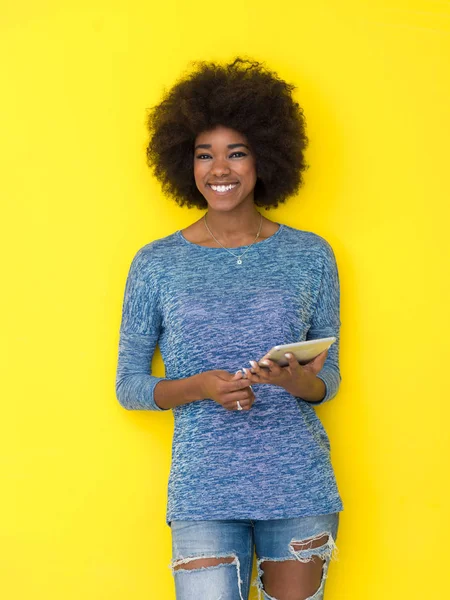 Mladá černá žena pomocí digitálního Tablet — Stock fotografie