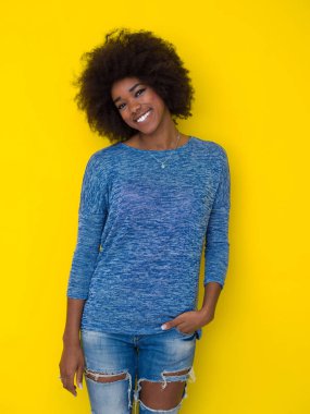 sarı bir arka plan üzerinde izole siyah kadın