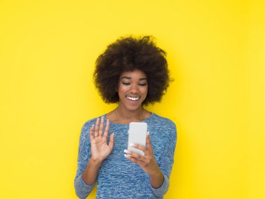 genç siyah kadın kullanarak cep telefonu