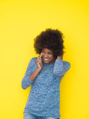 genç siyah kadın kullanarak cep telefonu