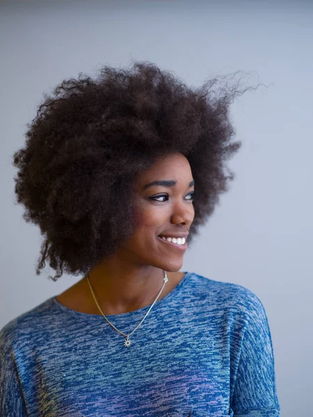 美しいフレンドリーなアフリカ系アメリカ人女性の肖像画 — ストック写真