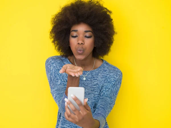 Joven negro mujer usando el teléfono móvil — Foto de Stock