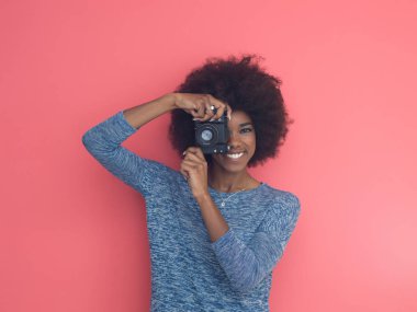 Genç zenci kız alarak resmi retro bir fotoğraf makinesi için