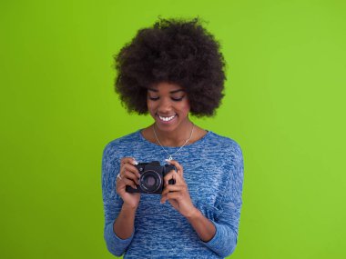 siyah kız alarak resmi retro bir fotoğraf makinesi için