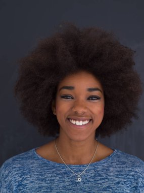 güzel bir dostu Afrikalı-Amerikalı kadın portresi