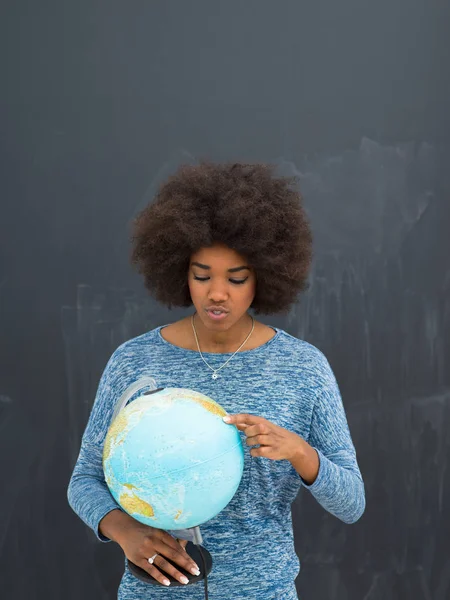 Černá žena, držící glóbus světa — Stock fotografie