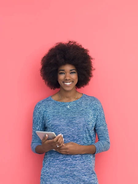 Mujer negra usando tableta digital —  Fotos de Stock