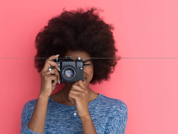 Gadis hitam muda mengambil foto pada kamera retro — Stok Foto