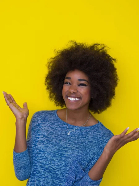 Černá žena izolovaná na žlutém pozadí — Stock fotografie