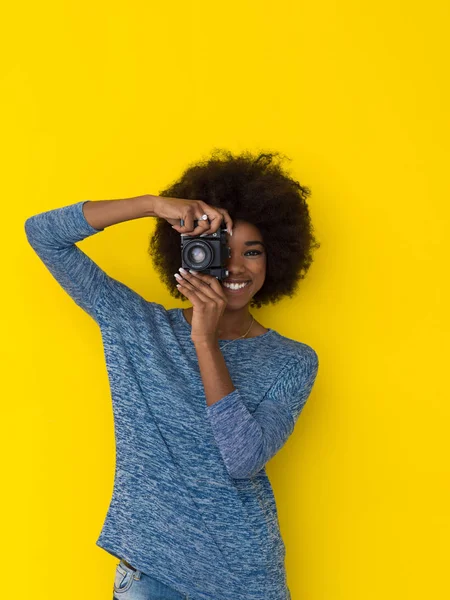 레트로 카메라에 젊은 아프리카계 미국인 여자 복용 사진 — 스톡 사진
