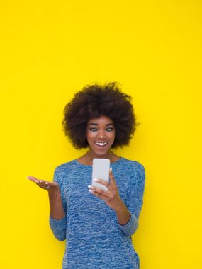 genç siyah kadın kullanarak cep telefonu