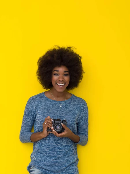 Mladou americkou afričanku pořizování fotografií na retro fotoaparát — Stock fotografie