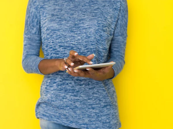 Jovem preto mulher usando Digital Tablet — Fotografia de Stock