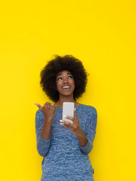 Giovane donna nera Utilizzando il telefono cellulare — Foto Stock