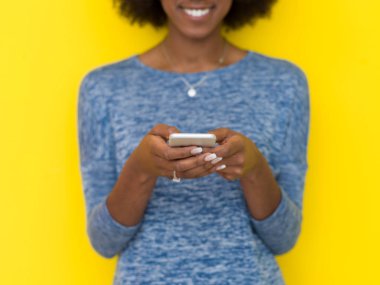 genç siyah kadın kullanarak cep telefonu