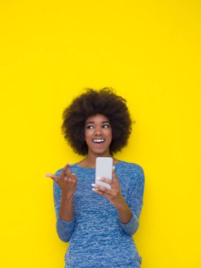 genç siyah kadın kullanarak cep telefonu