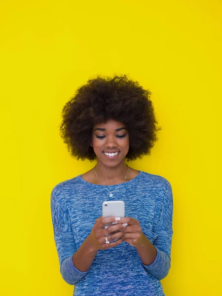 Joven negro mujer usando el teléfono móvil — Foto de Stock