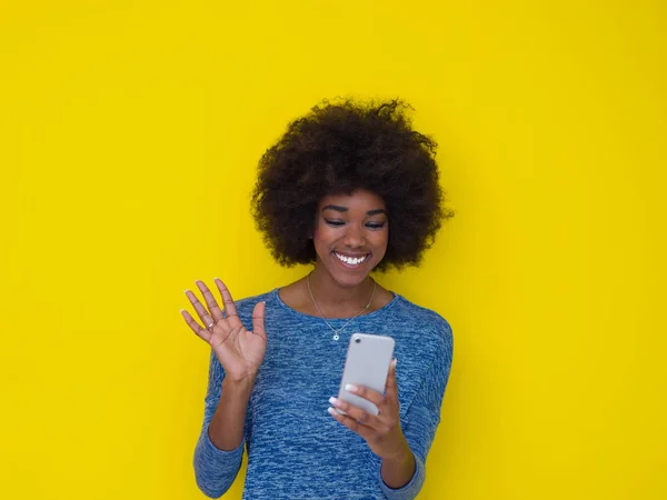 Joven negro mujer usando el teléfono móvil —  Fotos de Stock