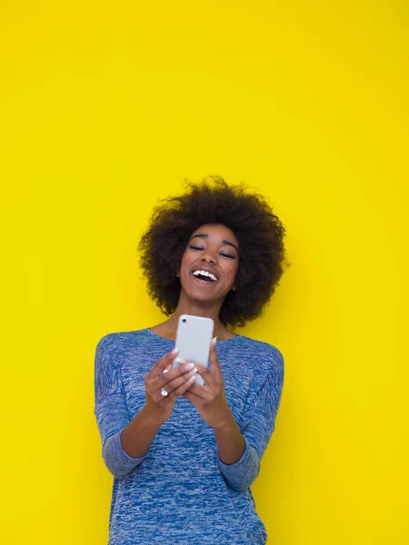 Joven negro mujer usando el teléfono móvil —  Fotos de Stock