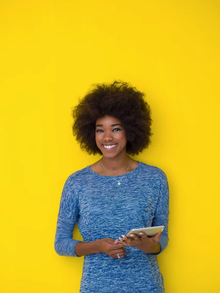 genç siyah kadın kullanarak dijital Tablet