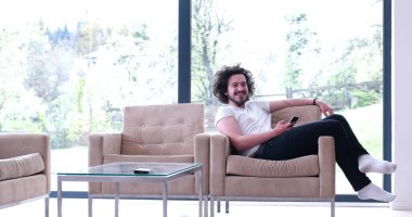 genç adam bir cep telefonu evde kullanma