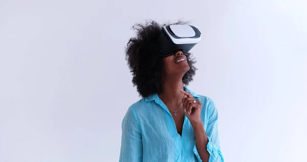 Noir fille à l'aide VR casque lunettes de réalité virtuelle — Photo