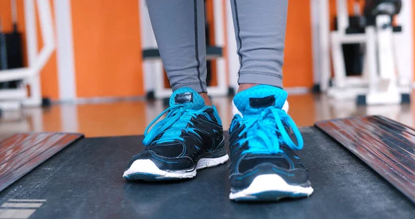 Spor ayakkabı siyah kadın ayakları — Stok fotoğraf