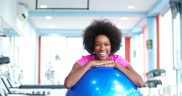 Afro amerikansk kvinna i gym workout paus — Stockfoto