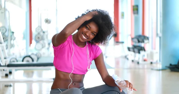 Porträt einer jungen schwarzen Frau im Fitnessstudio — Stockfoto