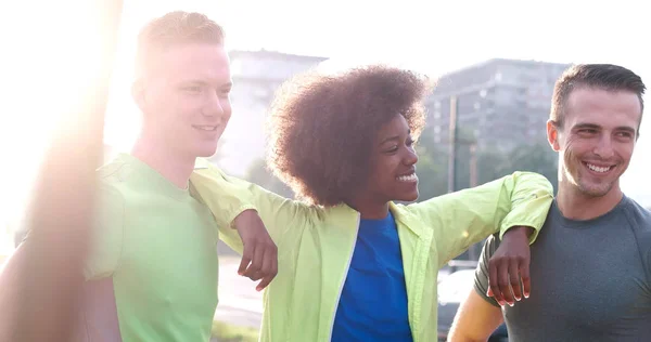 Grupo multiétnico de jovens em jogging — Fotografia de Stock