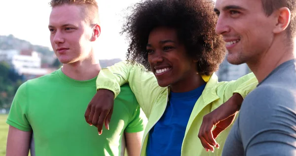 Multiethnische Gruppe junger Menschen beim Joggen — Stockfoto