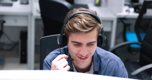 Male call center operator doing his job — Stock Photo, Image