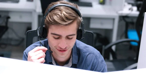 Mannelijke call center exploitant zijn werk doet — Stockfoto