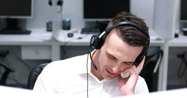 Male call center operator doing his job — Stock Photo, Image