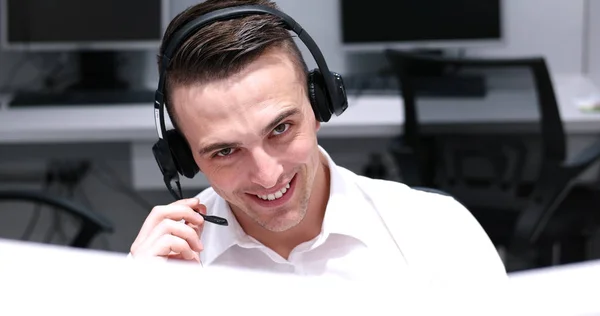 Operador de call center masculino fazendo seu trabalho — Fotografia de Stock