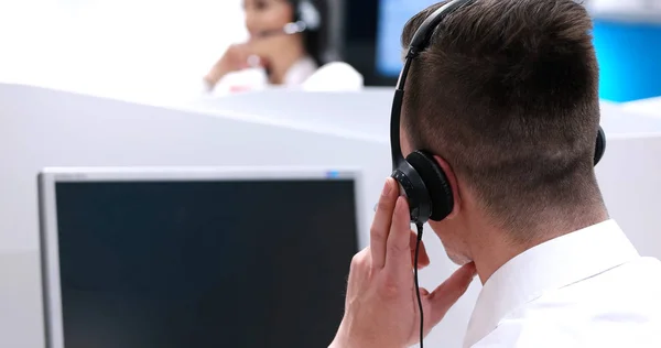 Mannelijke call center exploitant zijn werk doet — Stockfoto