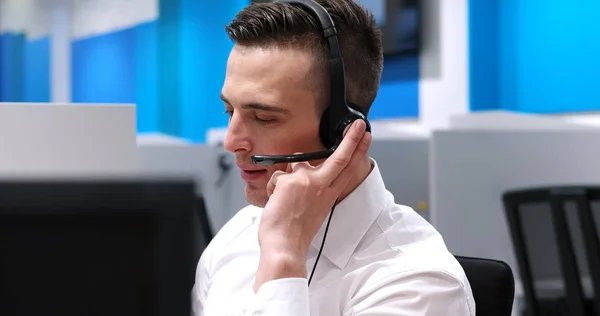 Manliga call center operatören gör sitt jobb — Stockfoto