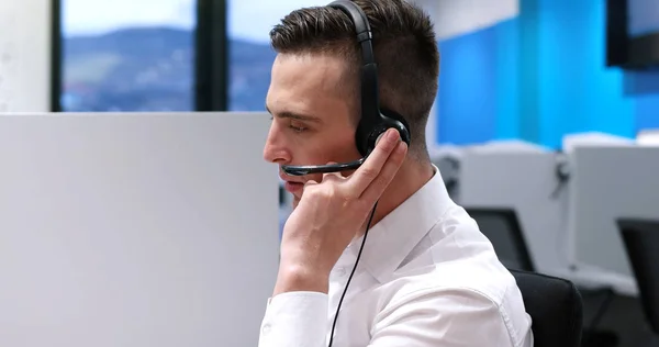 Opérateur de centre d'appels masculin faisant son travail — Photo